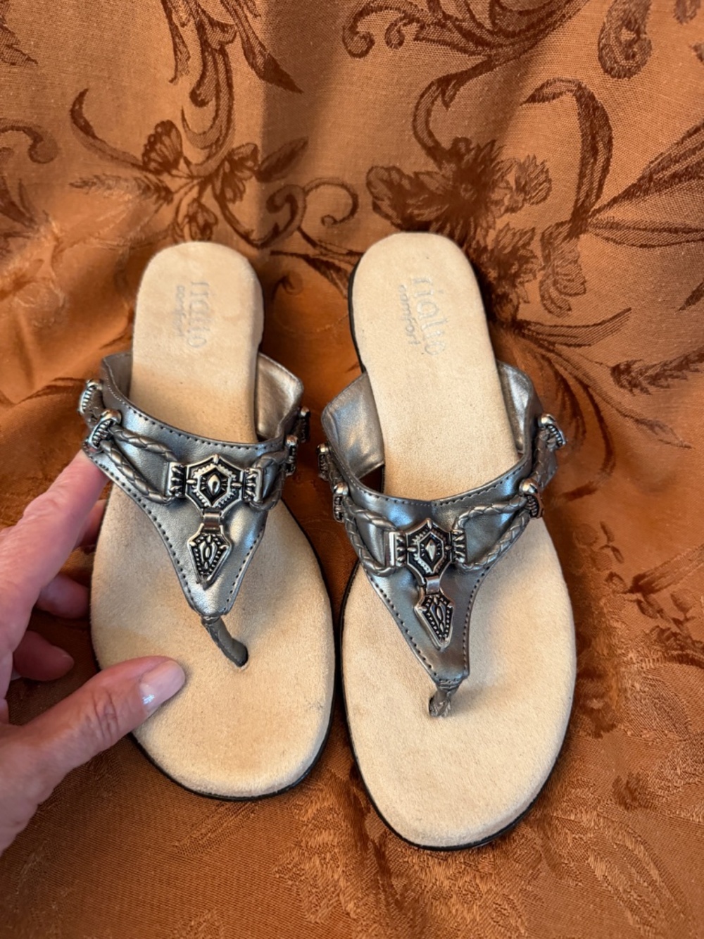Rialto Kismet Pewter Vegan Leather Thong Sandals Sz 6